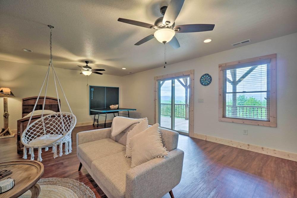 Hiwassee Hideaway' Cabin w/ Mountain Views!