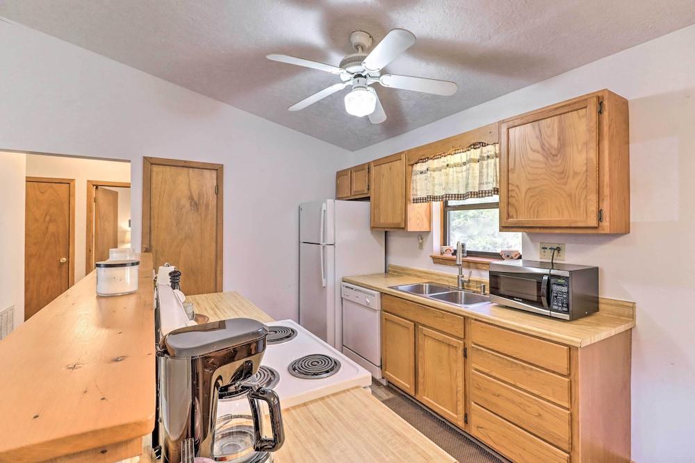 Walk to White River: Home w/ Deck in Flippin!