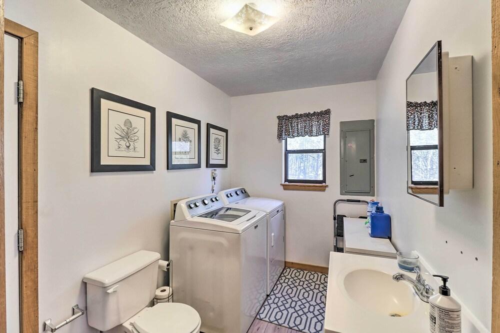 Walk to White River: Home w/ Deck in Flippin!