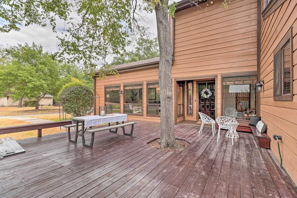 Bryan Home w/ Deck & Yard ~ 4 Mi to Texas A & M!