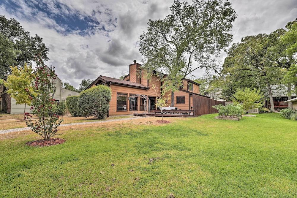 Bryan Home w/ Deck & Yard ~ 4 Mi to Texas A & M!