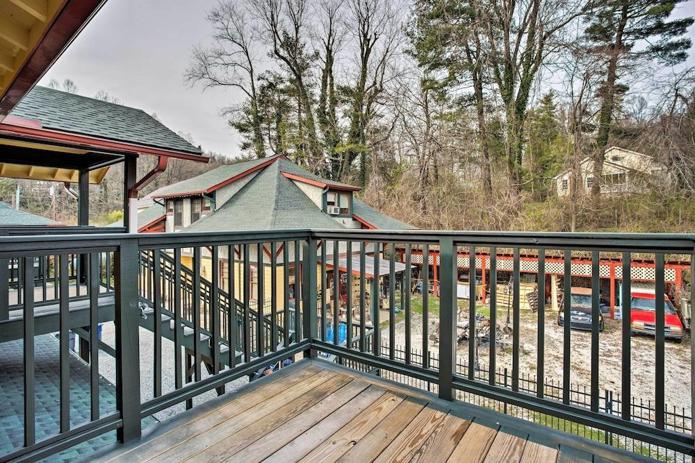 Walk to Dining: Saluda Main Street Retreat!