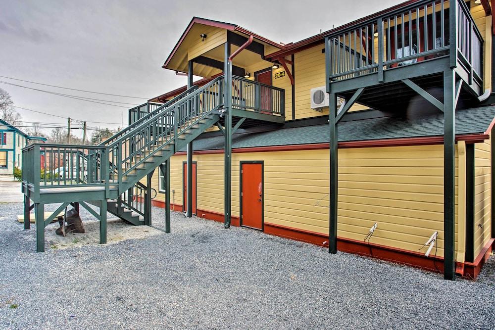 Walk to Dining: Saluda Main Street Retreat!