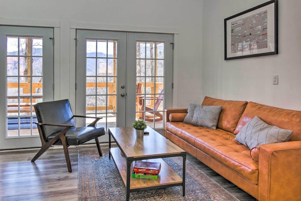 Hot Tub & Mountain Views: Secluded Marion Escape!