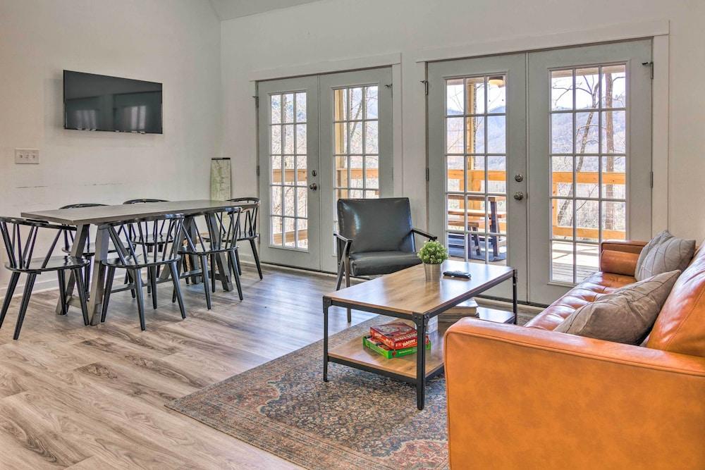 Hot Tub & Mountain Views: Secluded Marion Escape!