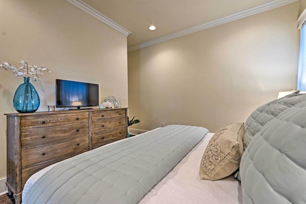 Beach Oasis w/ Pool Access, ~ 1 Mi to Shore!