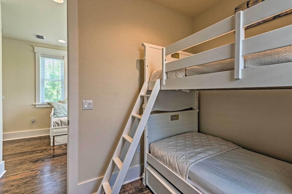 Beach Oasis w/ Pool Access, ~ 1 Mi to Shore!