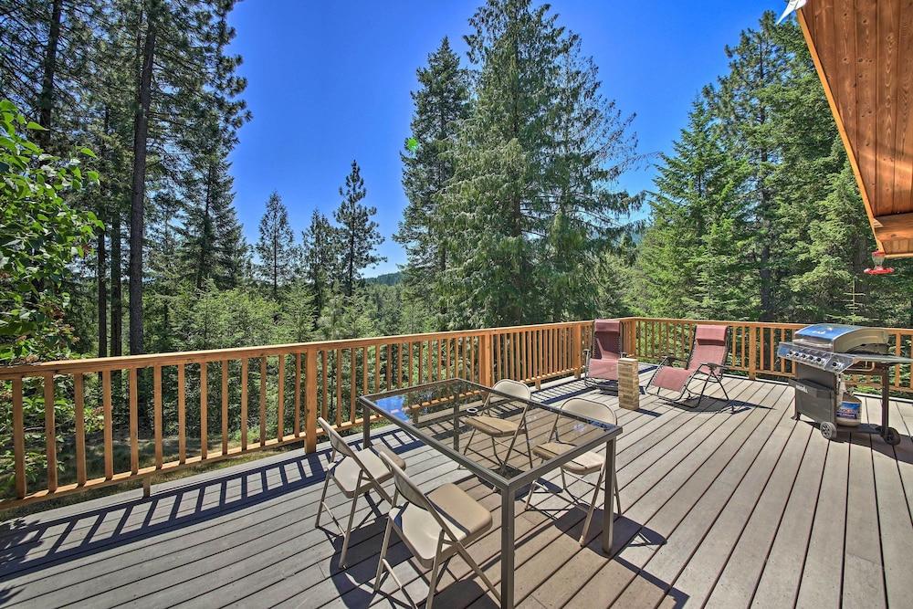 Large Cabin w/ Fire Pit + Grill on 34 Acres!