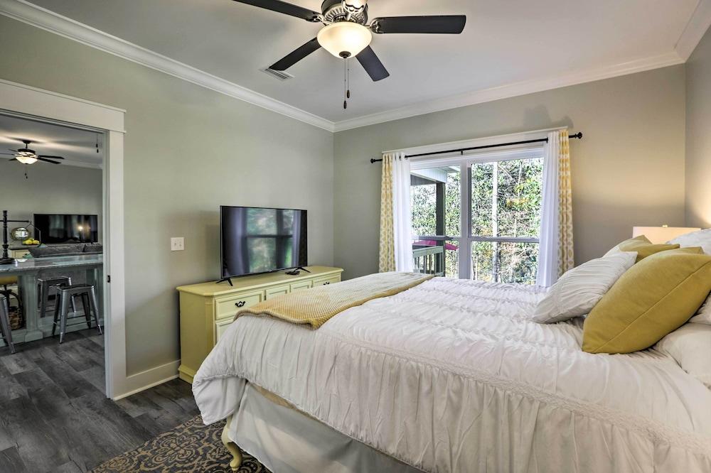 White Oak Creek Home w/ Views, Deck & Pool Access!