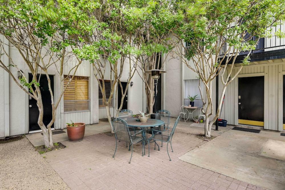 Contemporary Dallas Condo w/ Pool Access!