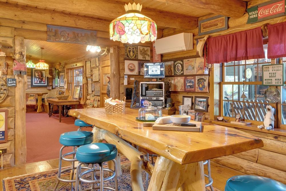 Handcrafted Log Cabin in Candor: Group Getaway!