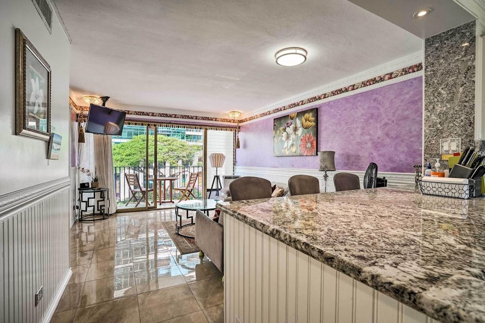 Waikiki Condo: Walk to Beach, Shops & Restaurants