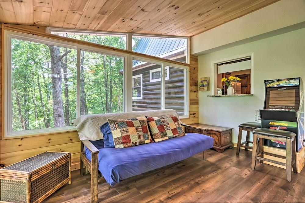 Mtn-view Cabin w/ Hot Tub in Sevierville!