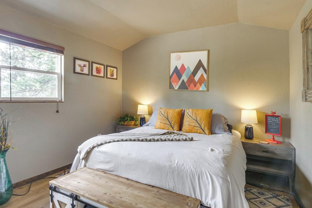 Sunny Muddy Moose Cabin w/ Fire Pit & Mtn Views!