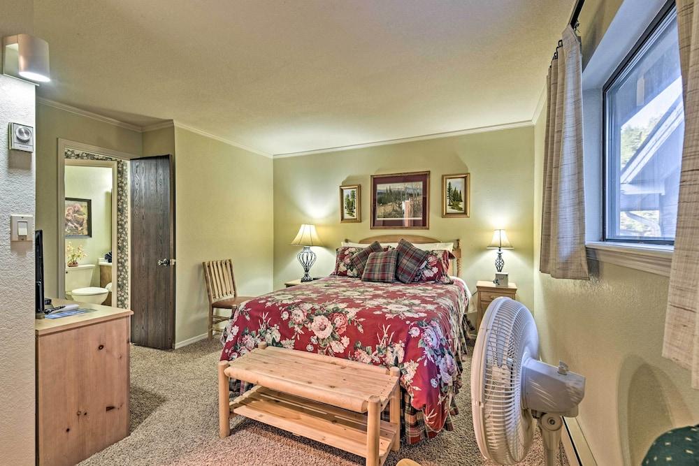 Red River Townhome With Balcony & Mtn Views!