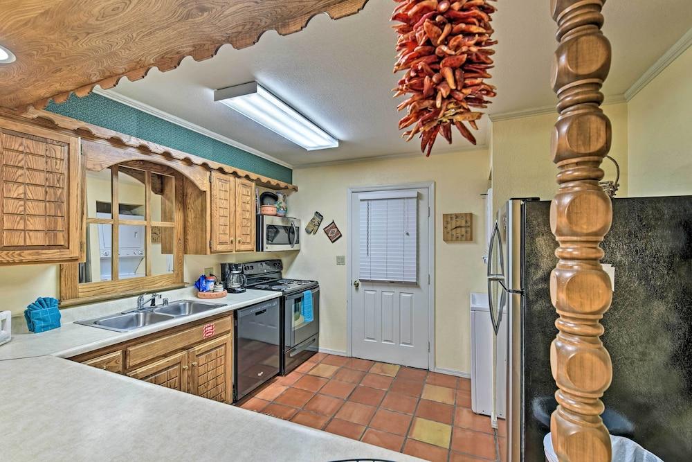 Red River Townhome With Balcony & Mtn Views!