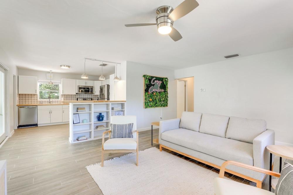 Boho-chic Sarasota Hideaway: Yard & Fire Pit!