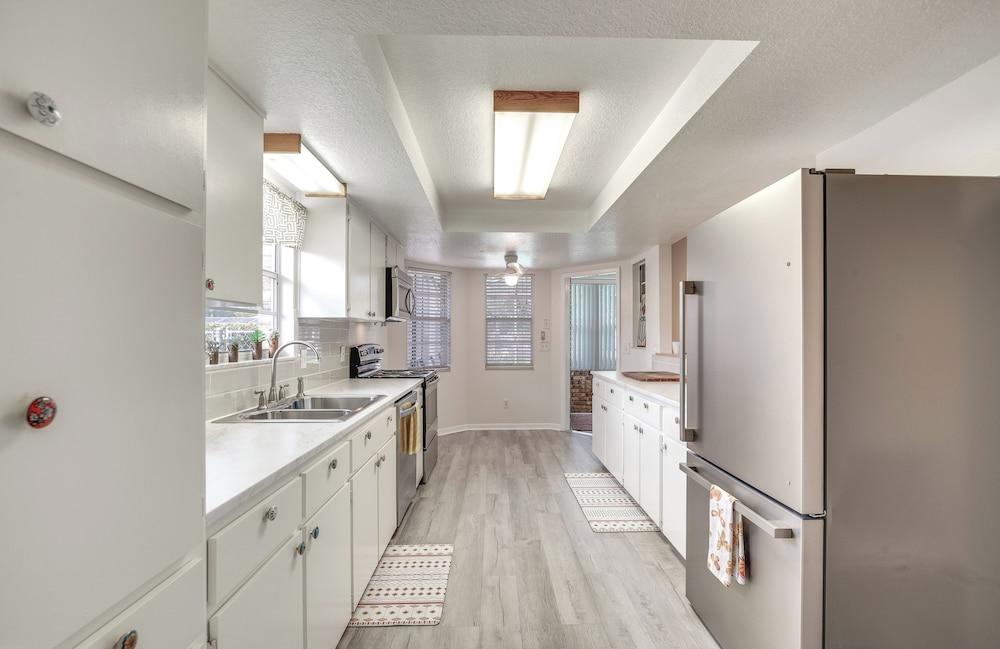 Heated Pool & 4-in-1 Grill: Spring Hill Haven!