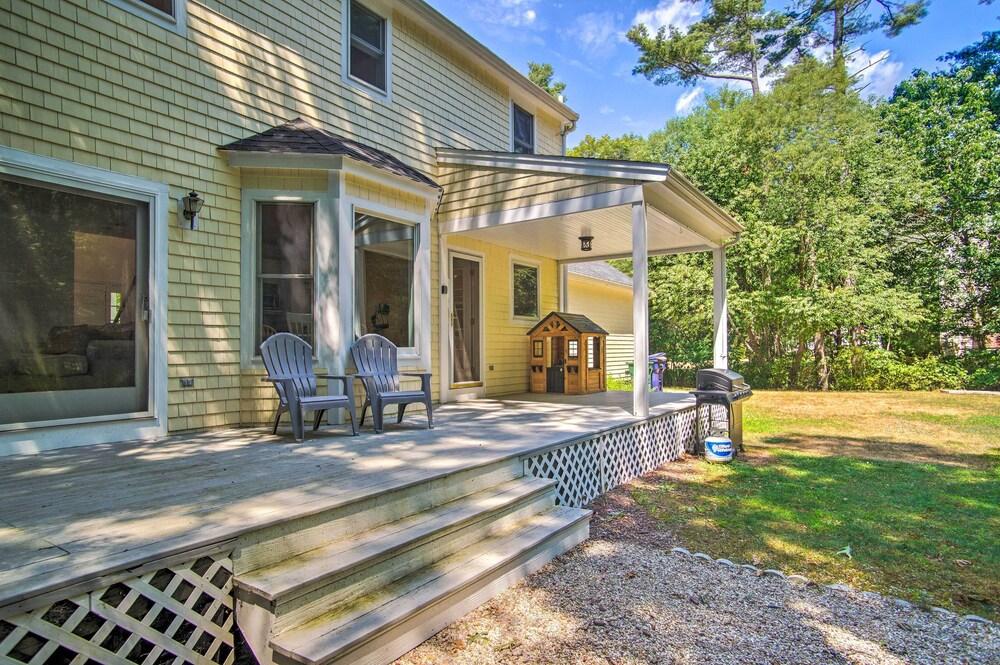 Marion Home w/ Private Deck < 1 Mi From Beach