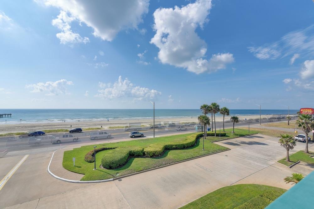 Pool & Ocean Views: Beachfront Condo in Galveston