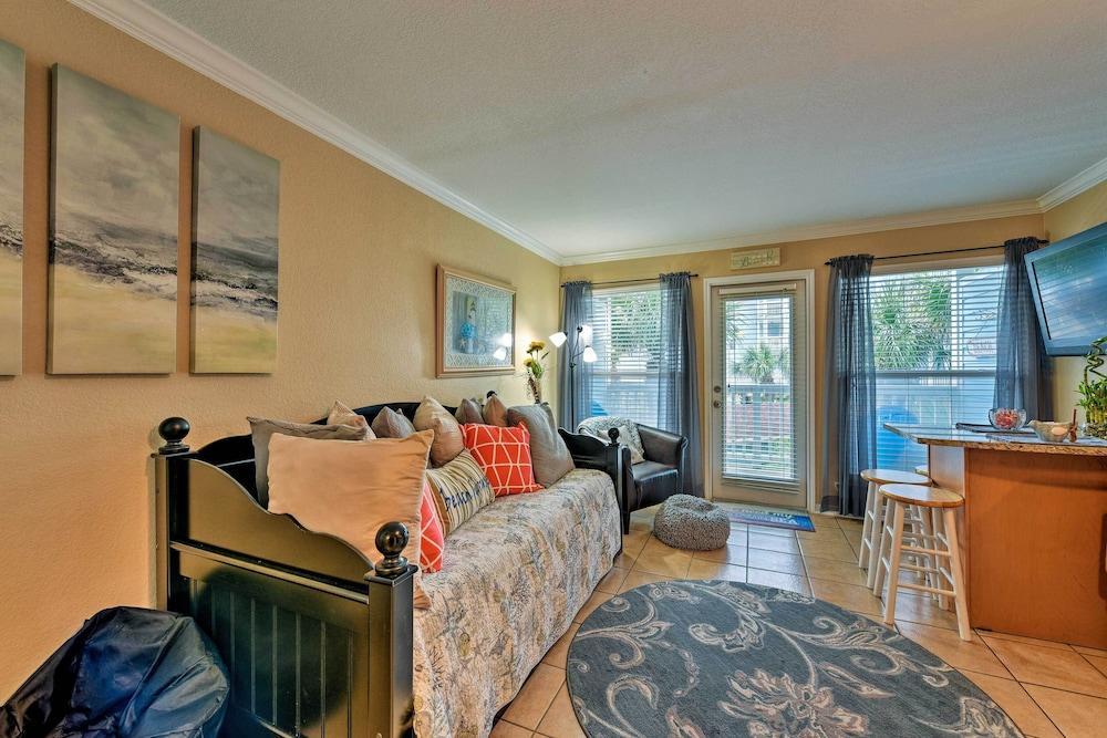 Oceanfront Condo w/ Pool in Galveston!