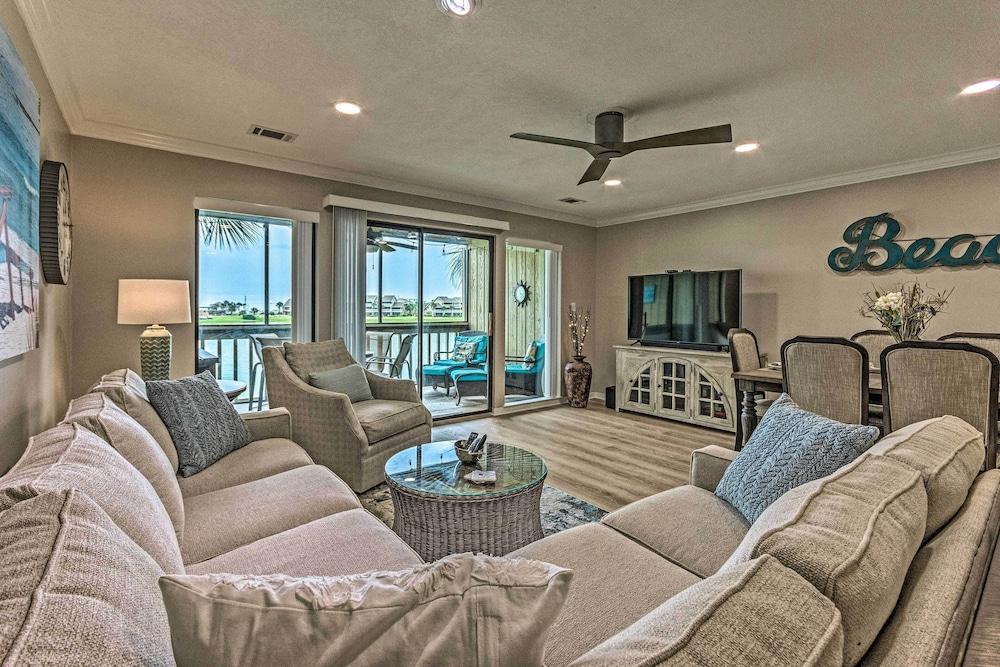 Beachy Lakefront Escape - Walk to the Shore!