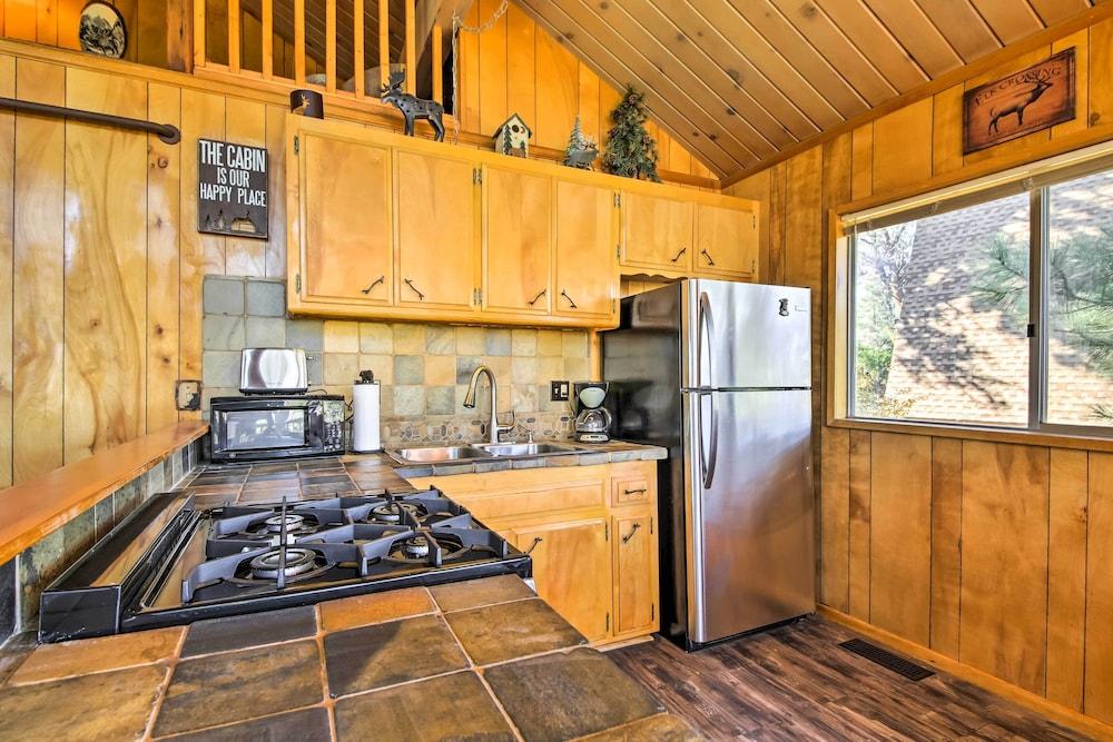 5 Mi to Big Bear Mtn Resort: Cozy Cabin w/ Deck
