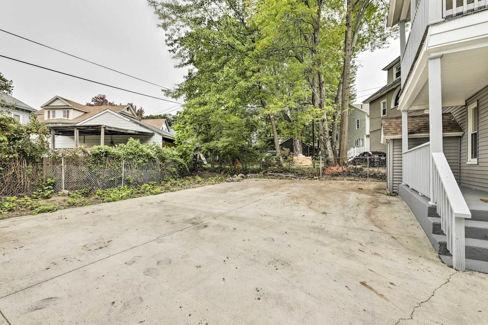Cozy Springfield Apartment, Close to Parks!