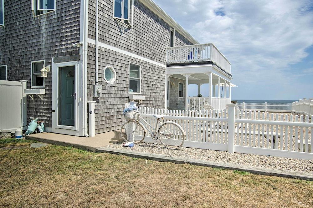 2 Decks + Beach Access: Oceanfront Getaway!