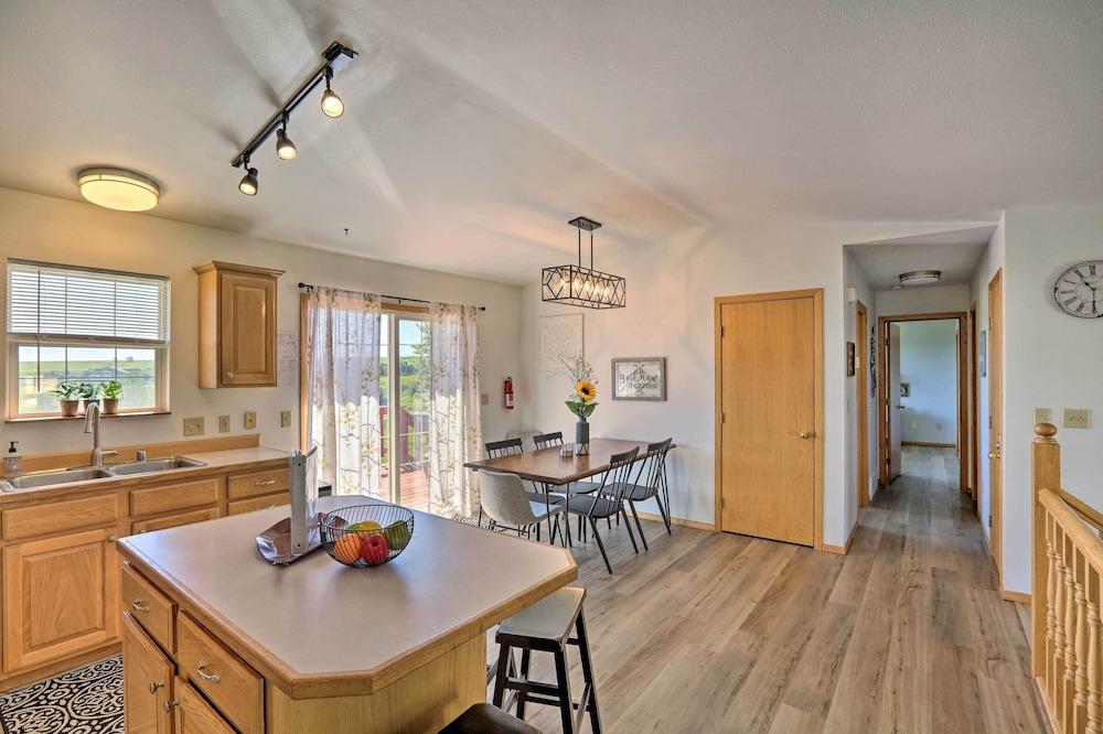 Red Lodge Townhome w/ Hot Tub & Mountain Views!