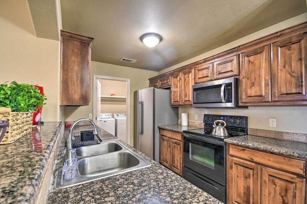 Amarillo Abode w/ Sunroom ~ 4 Mi to Downtown!