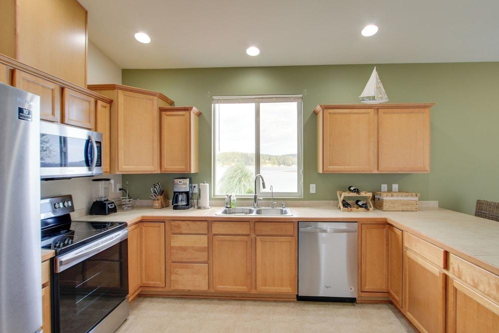 Waterfront Allyn Home With Fire Pit + 2 Kayaks!