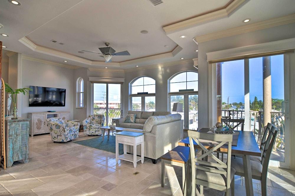 Bradenton Townhome - Walk to Locals-only Beach!