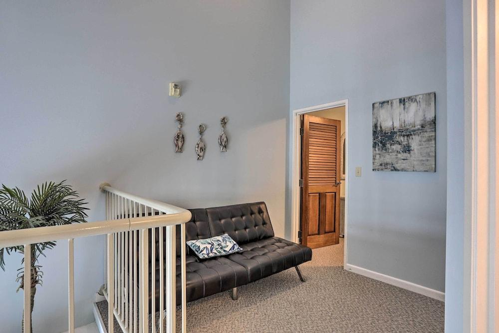 Resort-style Condo With Lake-view Balcony!