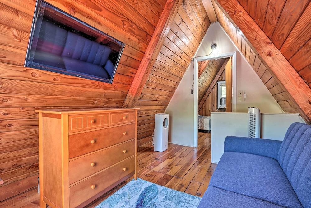 Lakefront Rocky Mount Cabin w/ Dock & Kayaks!