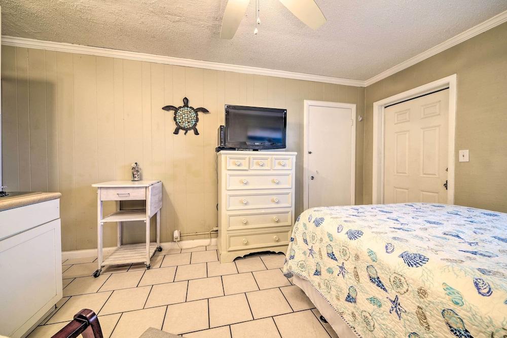 Beachfront PCB Studio: Pool, Patio & Deck Access!
