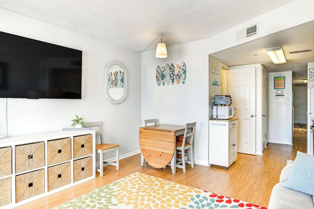 Cozy Beachfront Condo w/ Wifi, Views & Pool Access