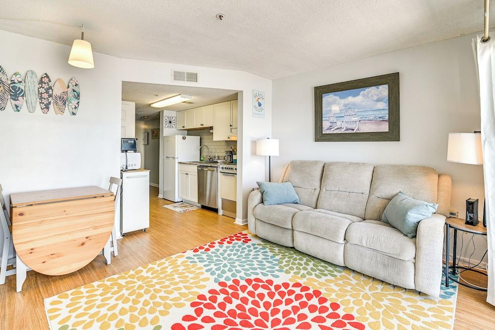 Cozy Beachfront Condo w/ Wifi, Views & Pool Access