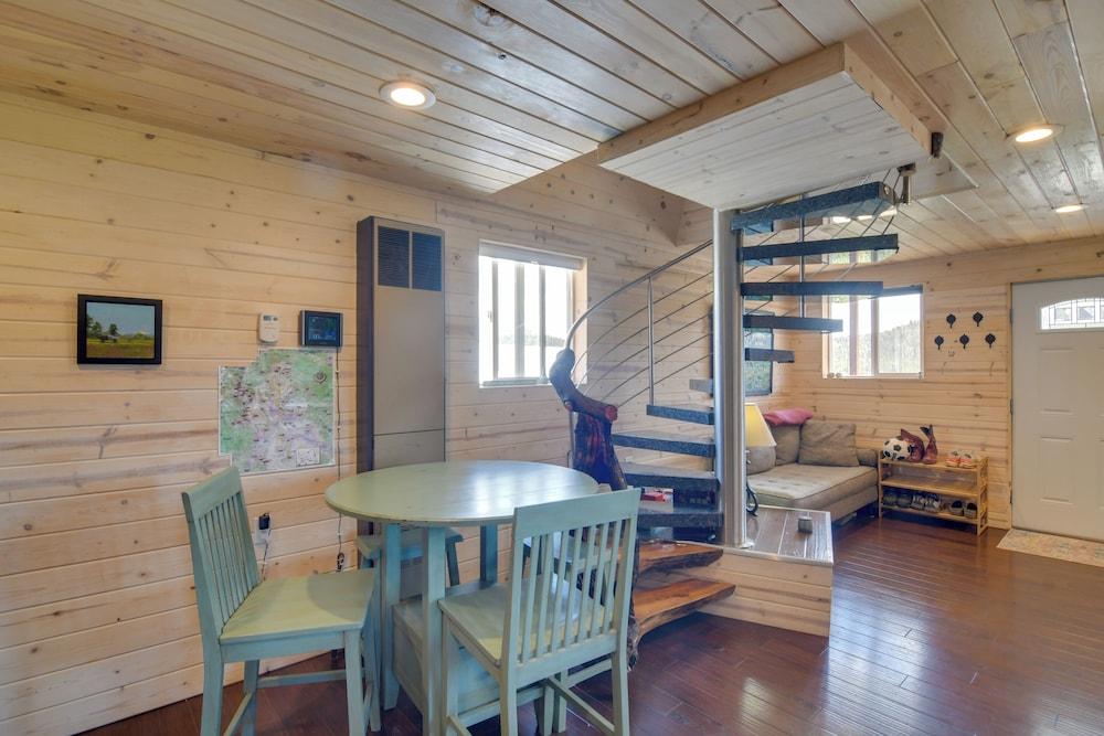 Secluded Jefferson Cabin w/ Deck + Mountain Views!