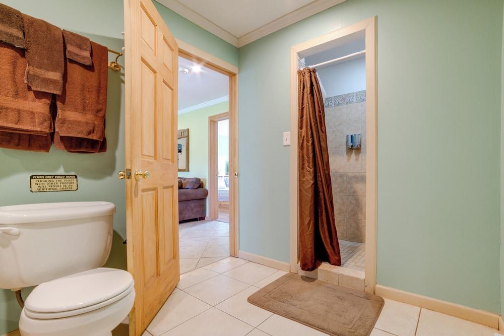 Lakefront Gem: Hot Tub & Game Room in Hancock