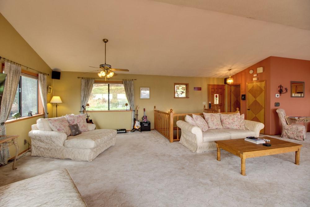 Spacious Kelseyville Home w/ Large Lakefront Deck!