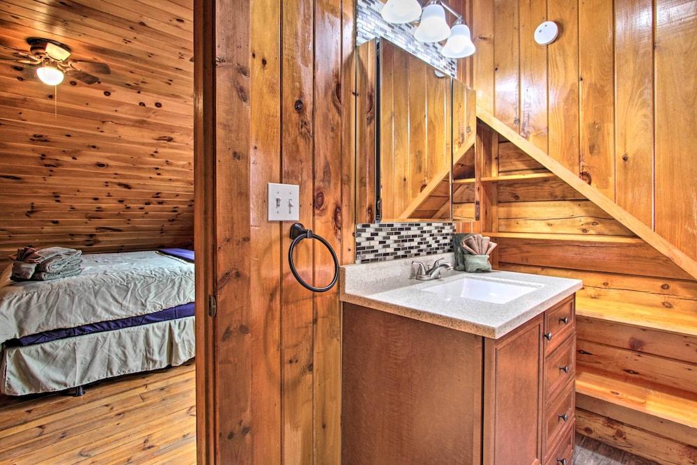 Rustic Cabin w/ Screened Deck: 8 Mi to Dollywood