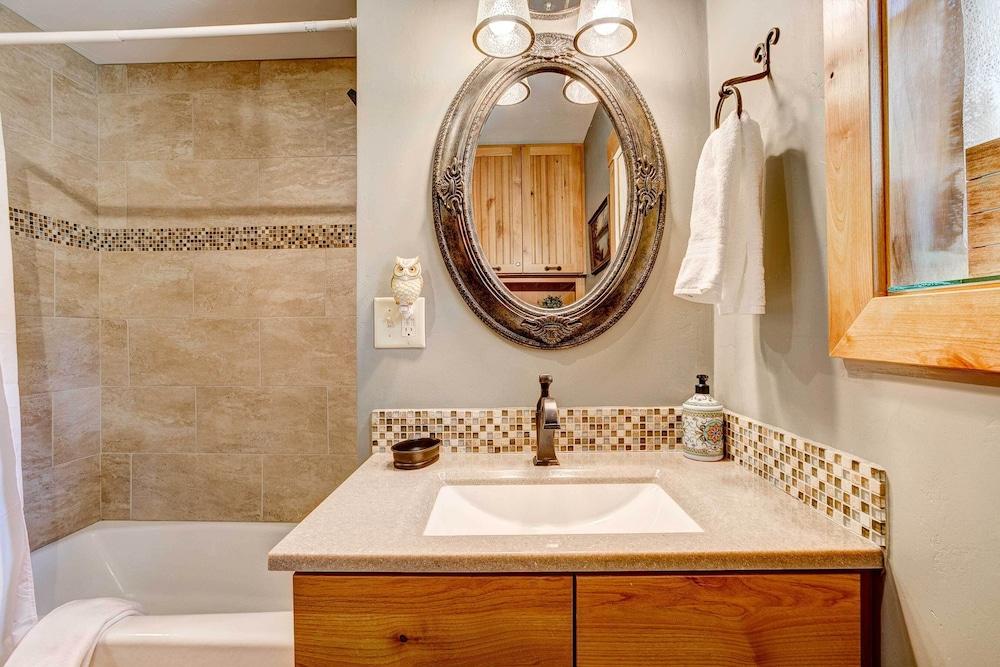 Charming Estes Park Cabin w/ 2 Private Patios!