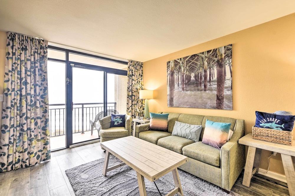 Beachfront Resort Condo w/ Lazy River & Pools!