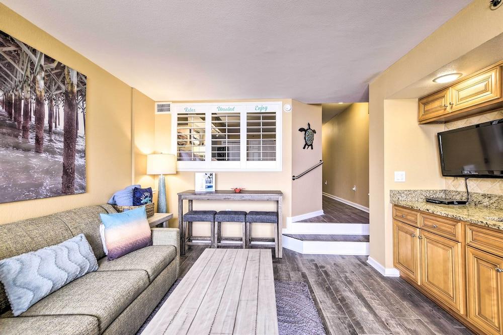 Beachfront Resort Condo w/ Lazy River & Pools!