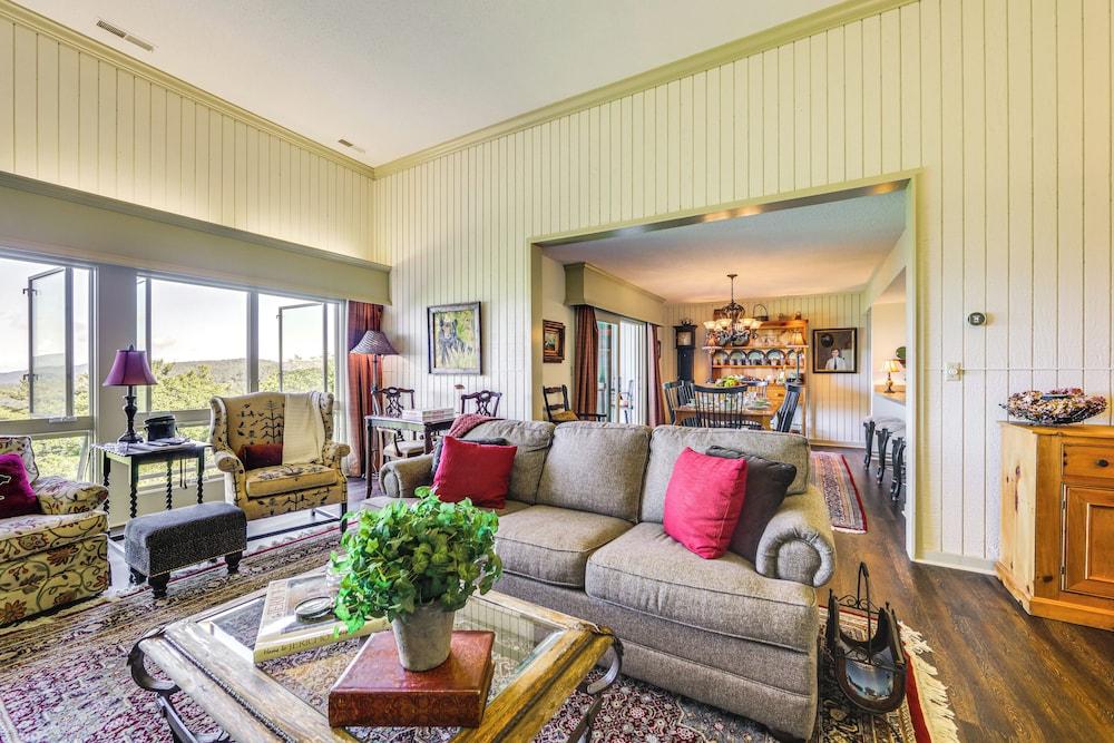 Breathtaking Highlands Condo w/ Mountain View