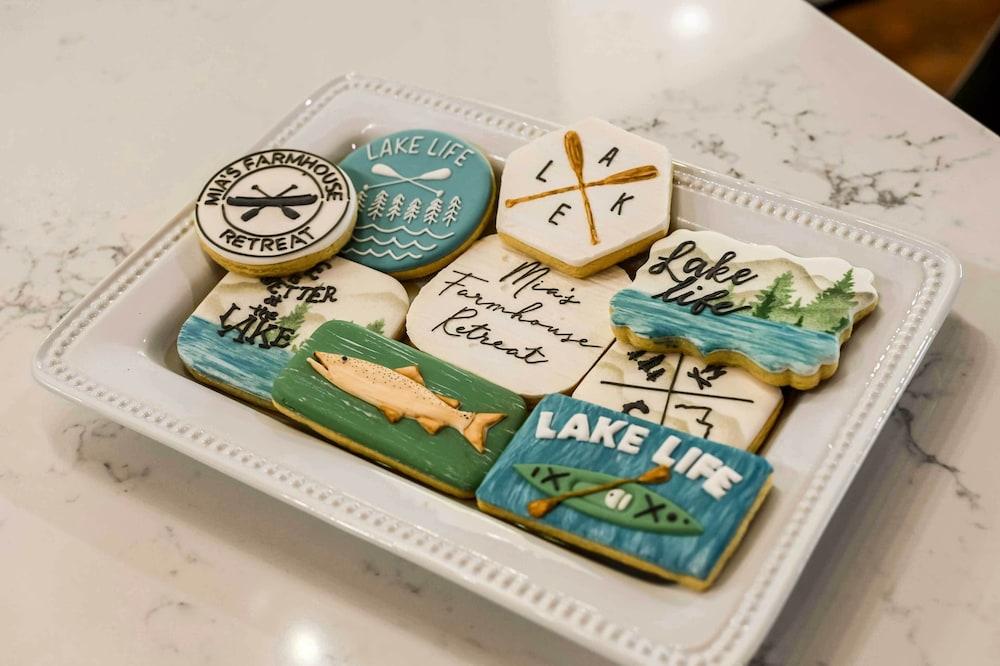 Broken Bow Retreat w/ Large Yard + Fire Pit!