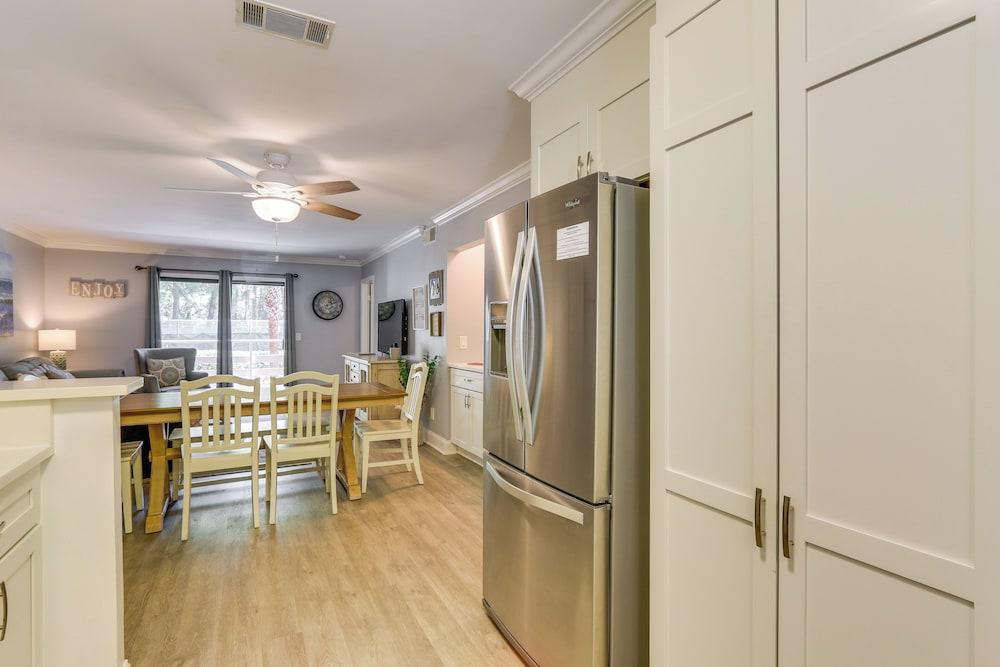 Balcony, Beach & Pool Access: Hilton Head Condo!