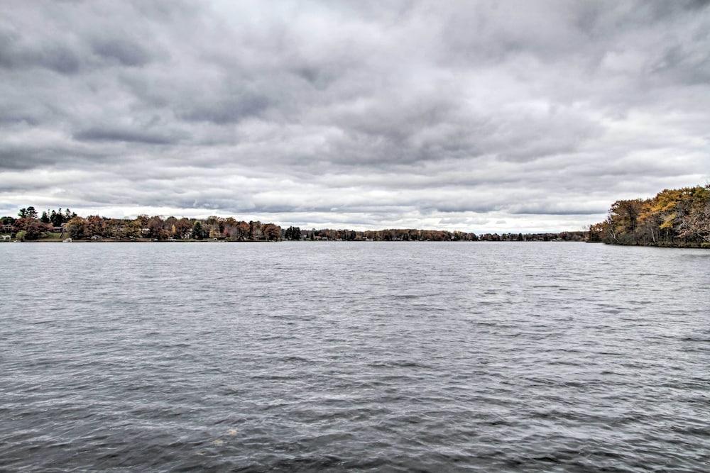 Pet-friendly New Auburn Apt w/ On-site Lake!