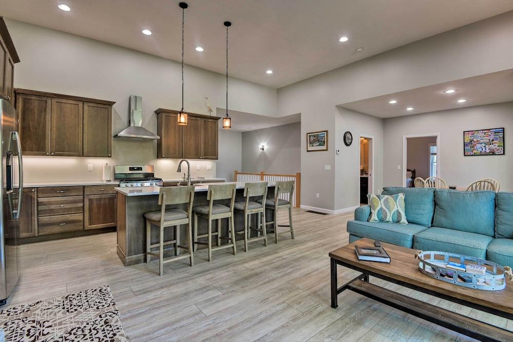 Covered Deck, Grill & Game Room: Gilford House!